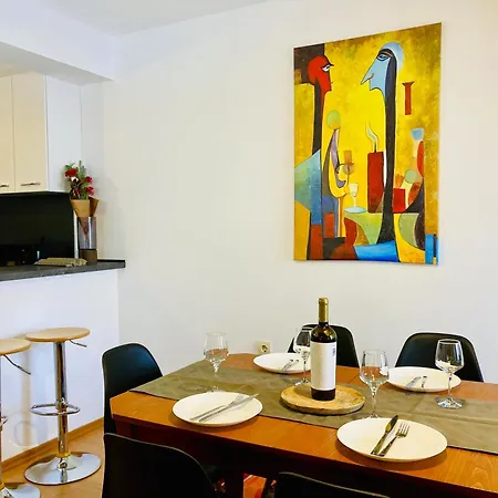 Spacious & Classy With 2 Baths In Centre Apartamento