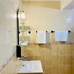 Spacious & Classy With 2 Baths In Centre