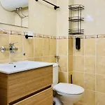 Spacious & Classy With 2 Baths In Centre