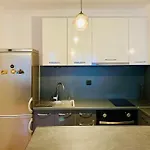 Apartment Spacious & Classy With 2 Baths In Centre *
