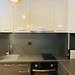 Apartment Spacious & Classy With 2 Baths In Centre *