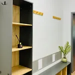Spacious & Classy With 2 Baths In Centre Apartment *