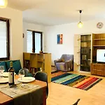 Apartment Spacious & Classy With 2 Baths In Centre *