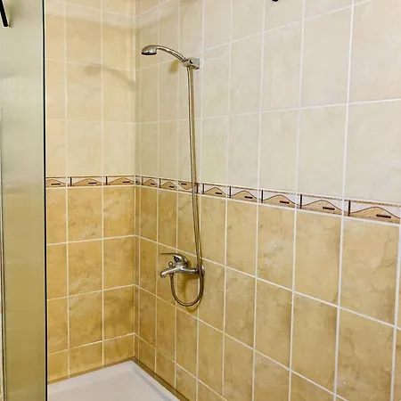 Spacious & Classy With 2 Baths In Centre