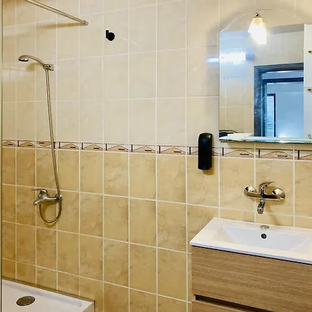 Spacious & Classy With 2 Baths In Centre Lägenhet