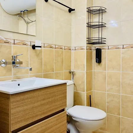 Spacious & Classy With 2 Baths In Centre