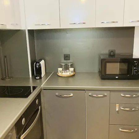 Spacious & Classy With 2 Baths In Centre *