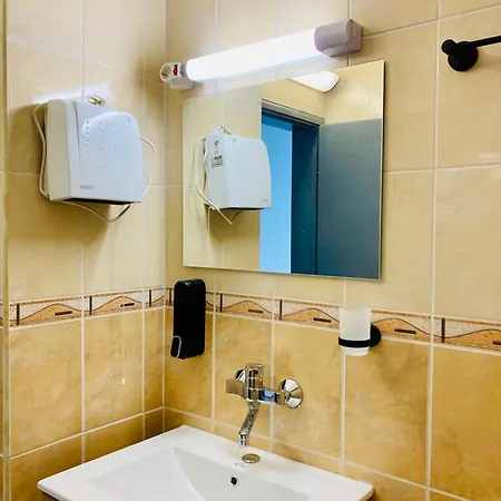 Spacious & Classy With 2 Baths In Centre *