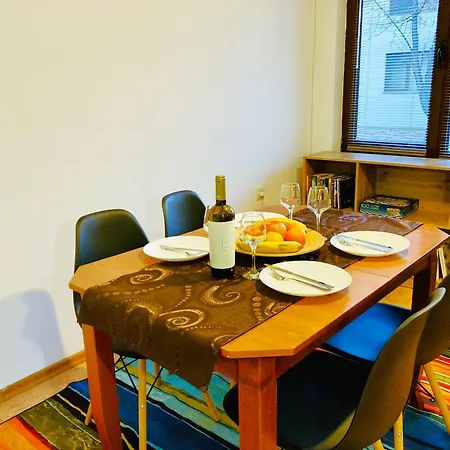 Spacious & Classy With 2 Baths In Centre