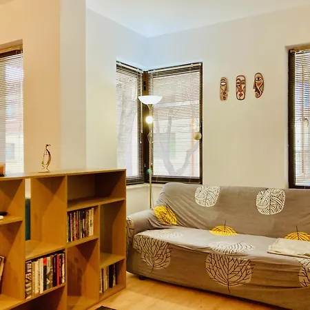 Spacious & Classy With 2 Baths In Centre