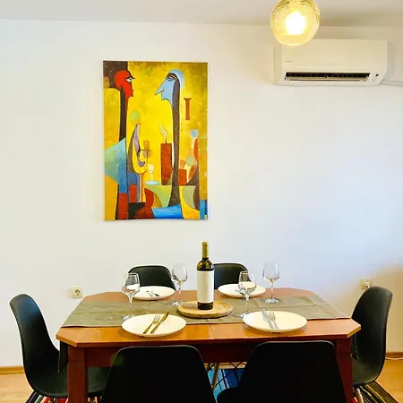 Apartament Spacious & Classy With 2 Baths In Centre