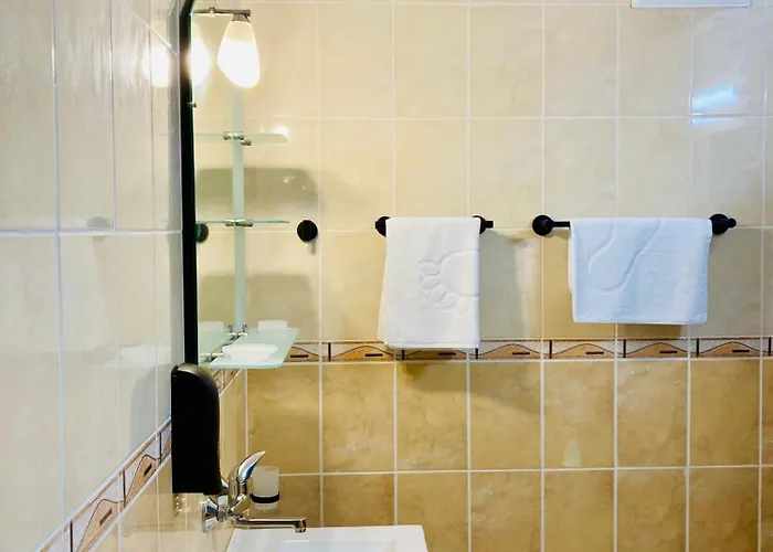 Spacious & Classy With 2 Baths In Centre