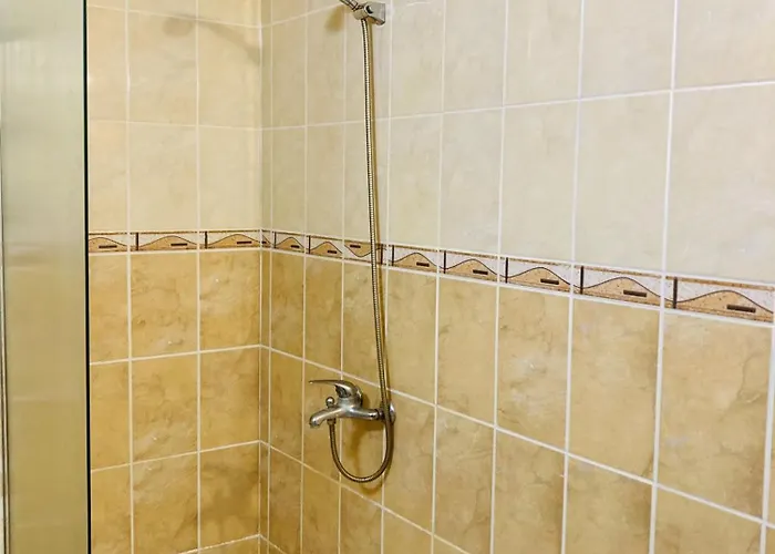 Spacious & Classy With 2 Baths In Centre