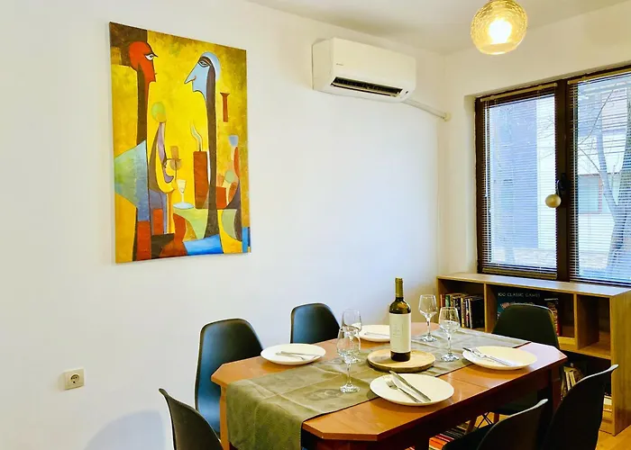 Spacious & Classy With 2 Baths In Centre Apartment *