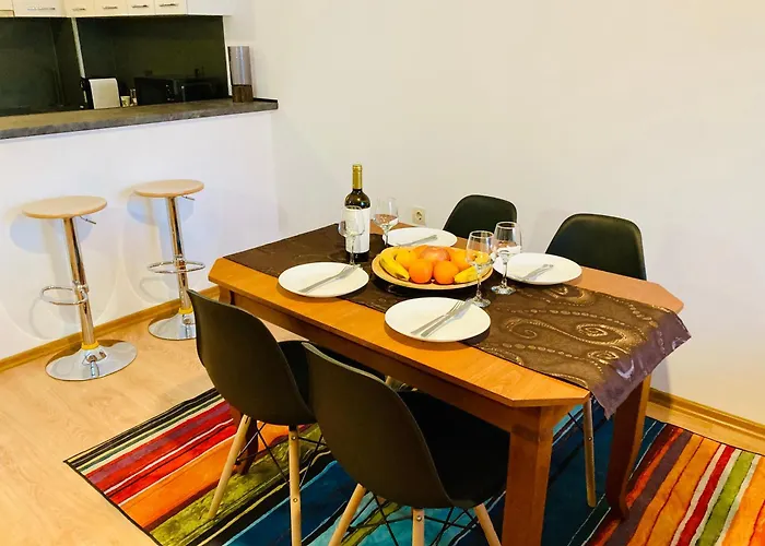 Apartment Spacious & Classy With 2 Baths In Centre *