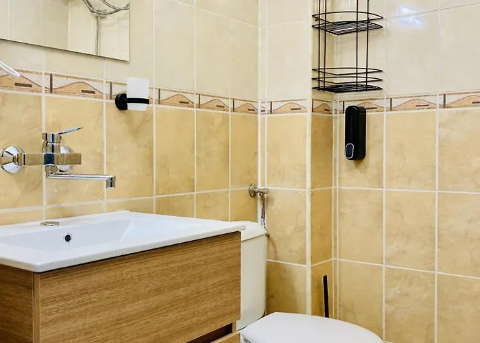 Spacious & Classy With 2 Baths In Centre