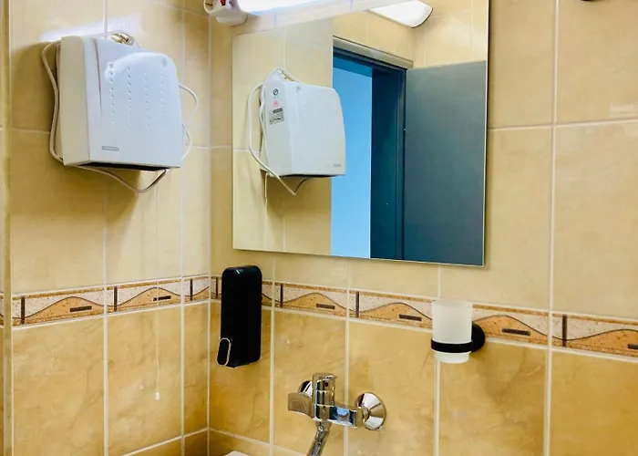 Spacious & Classy With 2 Baths In Centre *