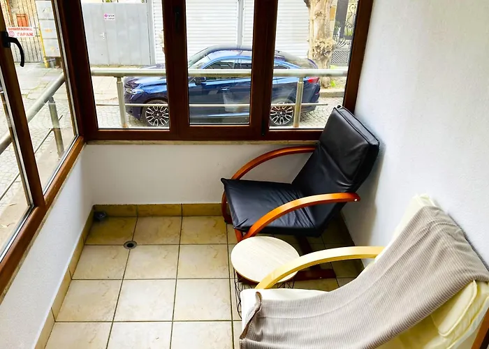 Spacious & Classy With 2 Baths In Centre