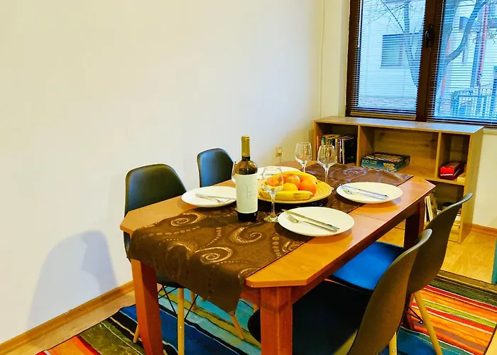 Spacious & Classy With 2 Baths In Centre