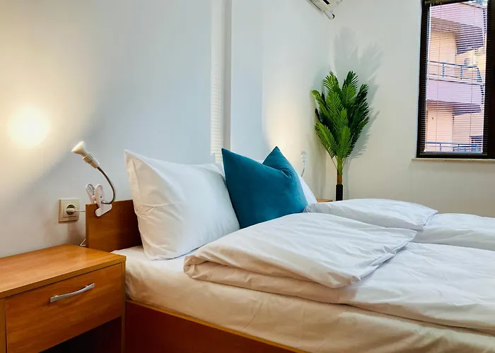 Spacious & Classy With 2 Baths In Centre *