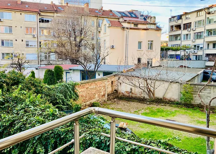 Spacious & Classy With 2 Baths In Centre *