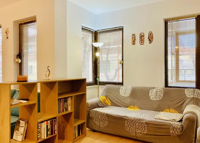 Spacious & Classy With 2 Baths In Centre